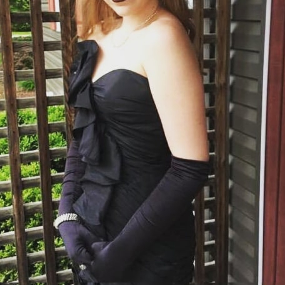 Size 0 prom dress. - Picture 2 of 5